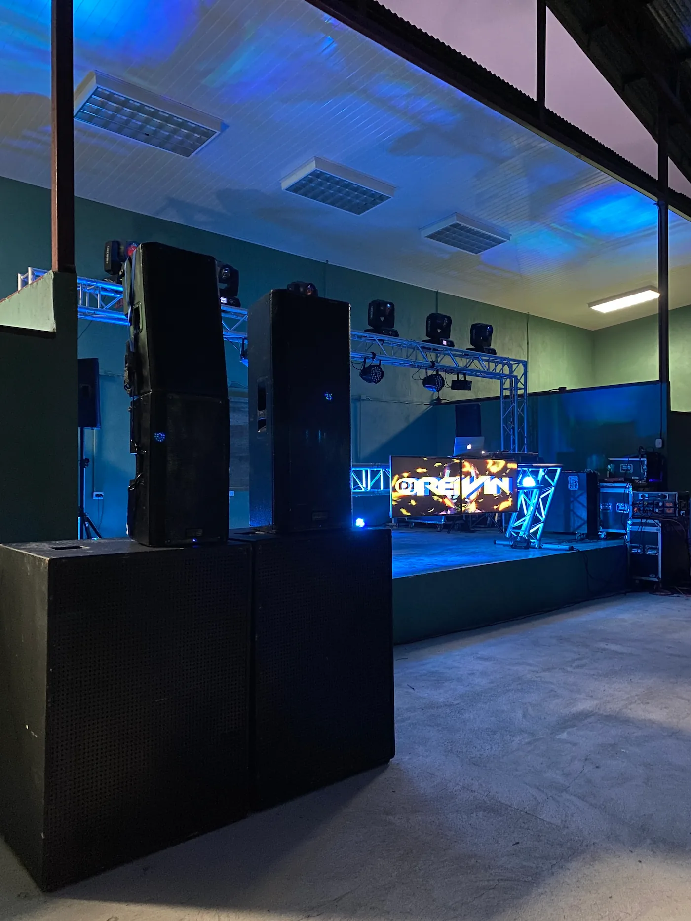 Setup de sonido profesional QSC y pantalla LED en escenario, alquiler de equipo Costa Rica